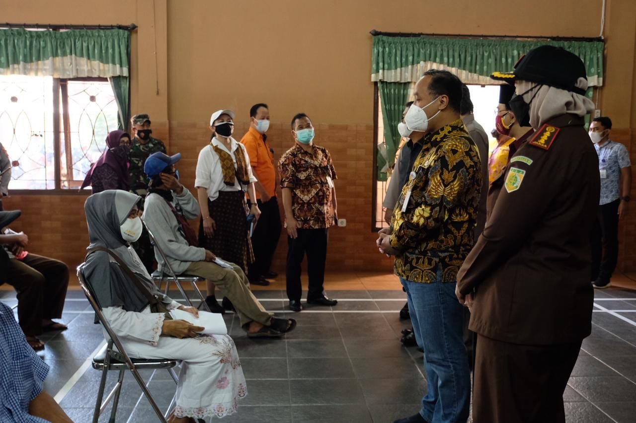 SEMBAKO. Walikota Magelang dr Muchamad Nur Aziz secara simbolis menyerahkan bantuan permakanan bagi warganya di tengah pandemi Covid-19.(foto : dok/magelang ekspres)