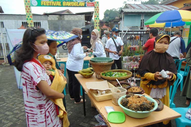 PANTAU. Wakil Bupati Muhammad Albar memantau kegiatan Festival Bakoelan Desa Bumiroso yang digelar oleh perpustakaan desa bersama dengan KPMD setempat.