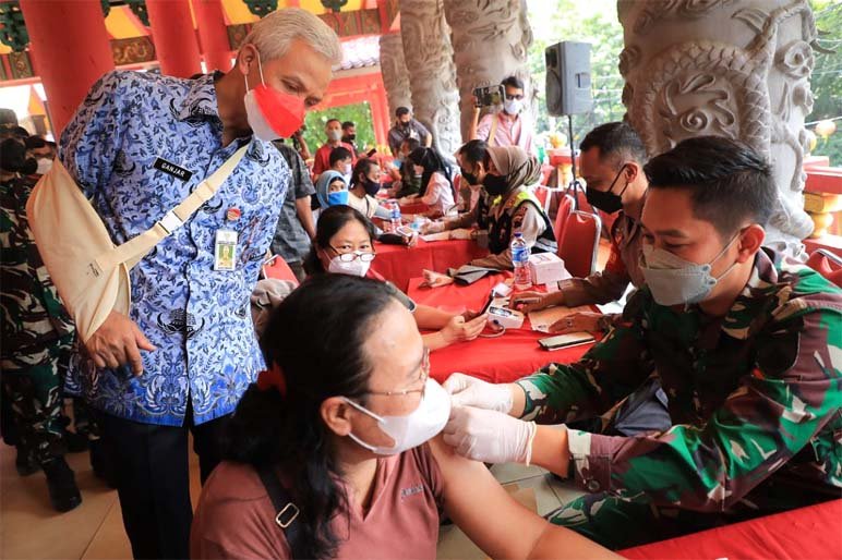 GUBERNUR Jawa Tengah Ganjar Pranowo saat menghadiri acara vaksinasi massal di Sam Poo Kong Semarang yang dihadiri secara virtual oleh Presiden Joko Widodo, Kamis (17/2). (foto humas pemprov jateng)