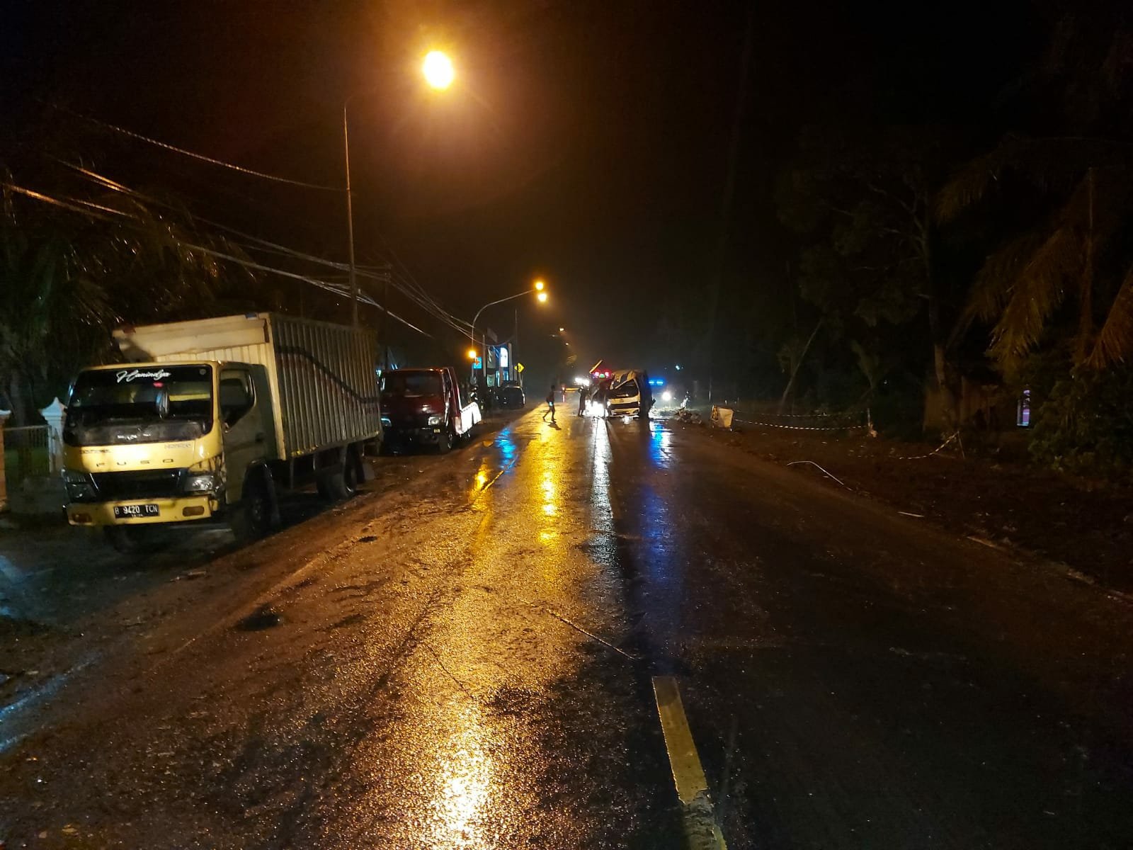 JALUR MAUT. Ruas jalan nasional Kebumen-Kutoarjo menjadi jalur maut rawan kecelakaan saat malam hari. (Foto: eko sutopo)
