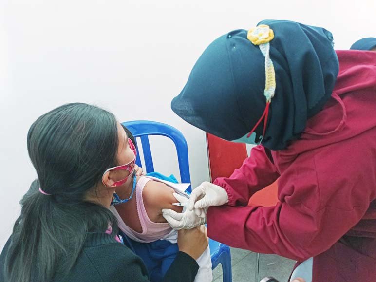 VAKSIN. Petugas kesehatan Temanggung sedang melakukan vaksinai kepada anak.(foto:setyo wuwuh/temanggung ekspres)