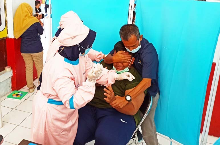 VAKSIN. Petugas kesehatan sedang melakukan vaksinasi kepada penyandang disabilitas mental di Balai Besar Kartini Temanggung.(Foto:setyo wuwuh/temanggung ekspres)