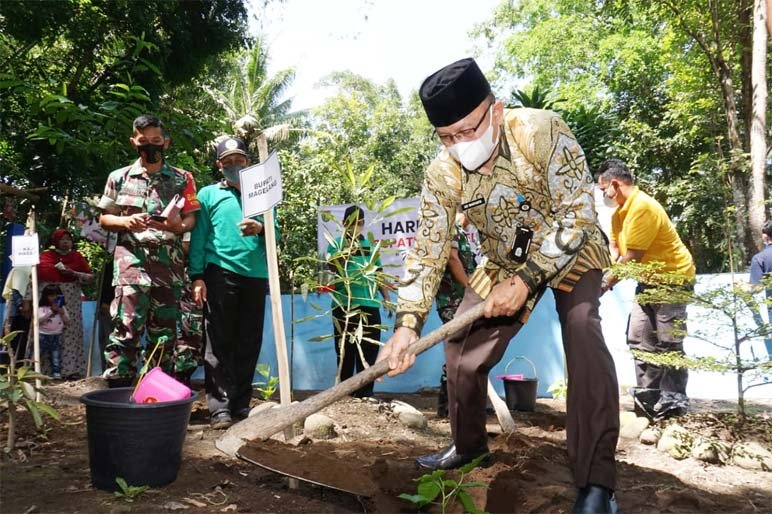 TANAM POHON. Sekretaris Daerah Kabupaten Magelang Adi Waryanto didampingi Ketua PWI Jateng dan jajaran Forkopimda saat menanam pohon di Sendang Maren Peringatan HPN 2022.