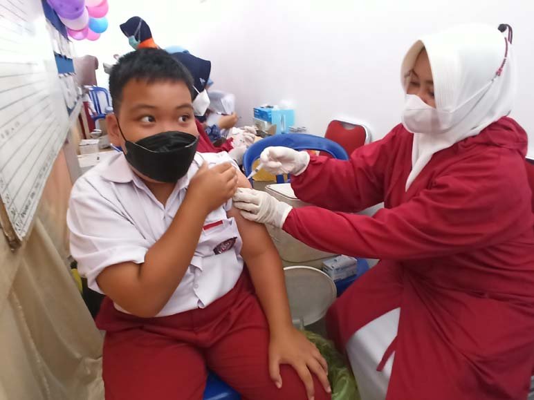 VAKSINASI. Anak-anak usia 6-12 sedang menjalani vaksinasi Covid-19 di Puskesmas Jumo, Selasa (8/2).(foto:setyo wuwuh/temanggung ekspres)