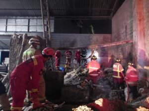 Proses pemadaman api di Home Industri Daur Ulang Kertas, di Dusun Kamal RT. 01 RW. 04, Desa Pagersari, Kecamatan Mungkid, Magelang