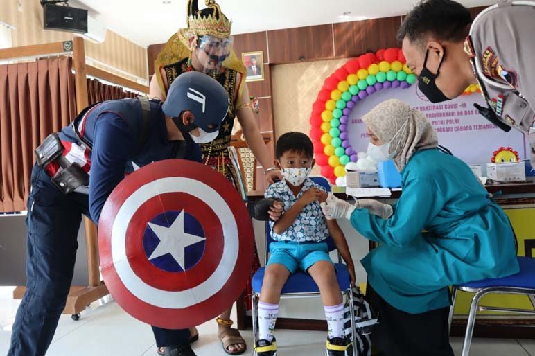 SUPERHERO. Sejumlah tokoh Superhero hadir menghibur anak-anak saat vaksinasi Covid-19 di MapolreS Temanggung, (Foto:setyo wuwuh/temanggung ekspres)