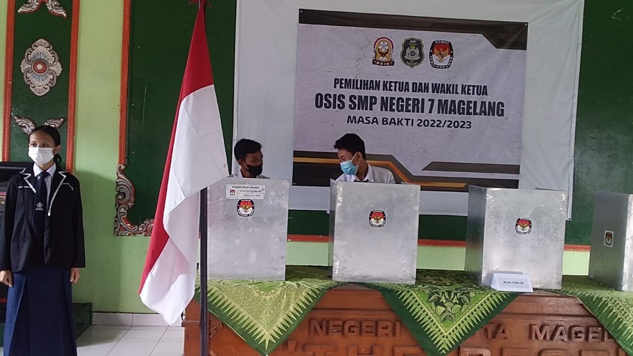 PILKAOS. Siswa SMPN 7 Magelang memilih Ketua OSIS yang digelar seperti Pemilu Presiden.
