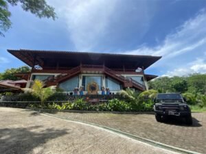 Tampak depan bangunan Kasuari Exotic Resort yang bergaya Papua