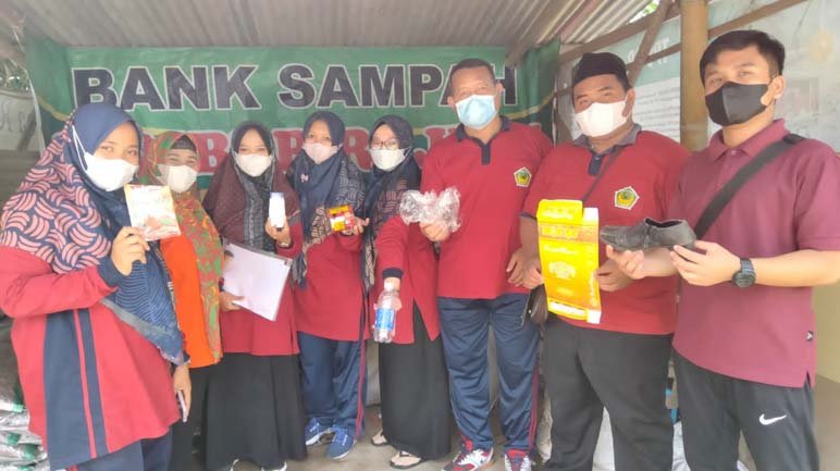 KUNJUNGAN.  SD terpadu Ma’arif Gunungpring Muntilan Magelang dalam kunjungan ke Bank Sampah Sumber Rejeki di desa Adikarto Kecamatan Muntilan Kabupaten Magelang.