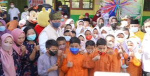 Tinjau Vaksinasi di SDN 158 Pekanbaru, Menko Airlangga: Pemerintah Antisipasi Lonjakan Omicron