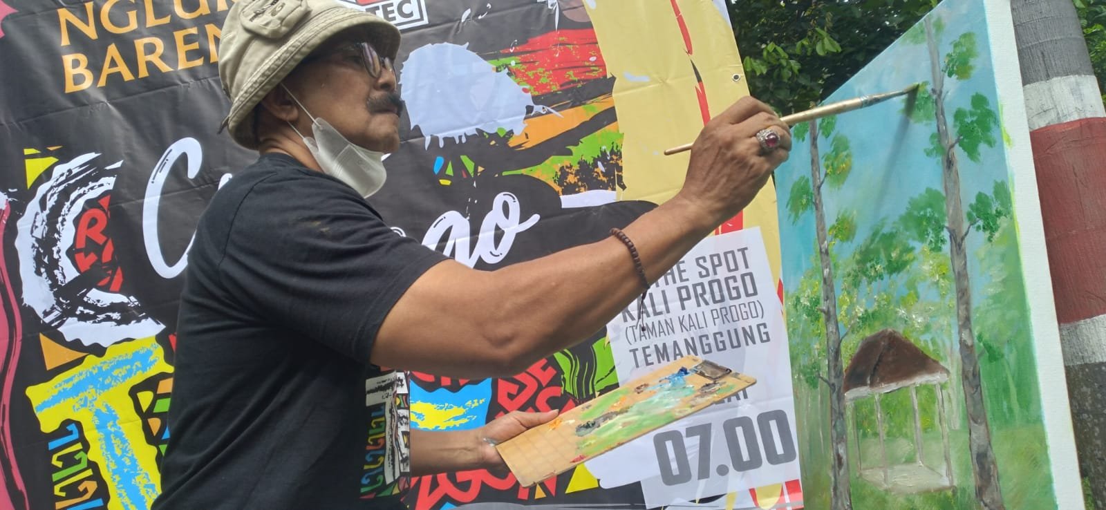 MELUKIS. Para seniman yang tergabung dalam Komunitas Catec tengah serius melukis di atas media kanvas dalam acara “Nglukis Bareng” bertema “Crito Progo” di area Taman Kali Progo, Kecamatan Kranggan, Temanggung.(Foto: rizal ifan chanaris.)