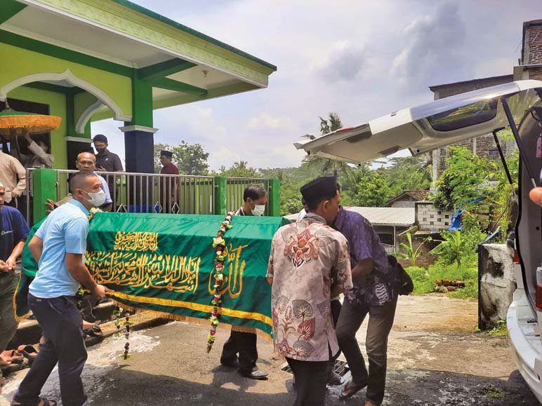 JENAZAH. Warga Rejowinangun Utara melakukan pemakaman terhadap satu-satunya korban gas beracun di PLTP Dieng, Lilik Marsudi, Minggu (13/3)(foto : wiwid arif/magelang ekspres)