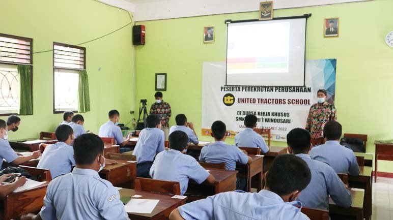 PEREKRUTAN. Siswa SMKN Windusari dalam kegiatan Bursa Kerja Khusus secara mandiri perekrutan untuk perusahaan United Tractors School.