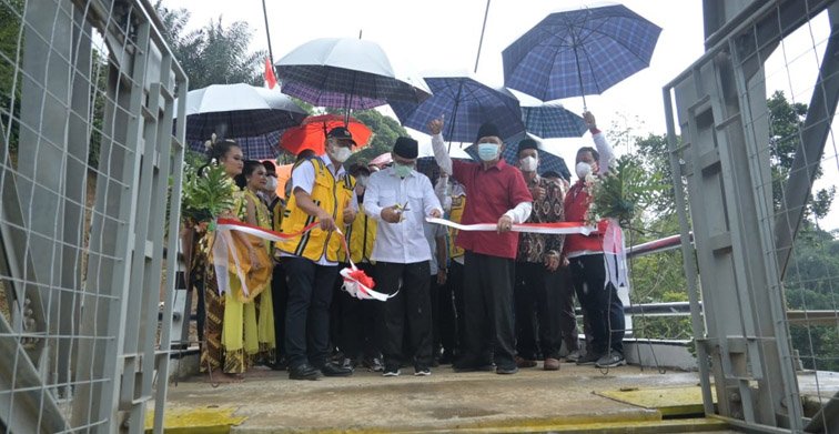 Bupati Temanggung bersama Pejabat Kementrian PUPR Meresmikan Jembatan Gantung Pagergunung