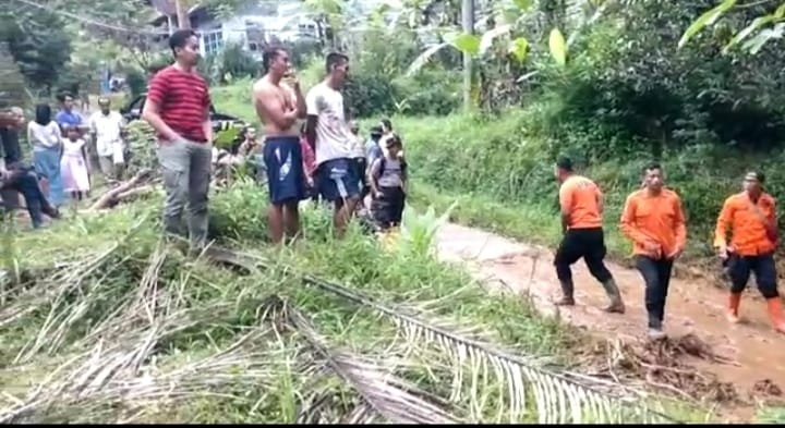 JEBOL. Banjir bandang akibat jebolnya cekungan berisi ribuan kubik air di Desa Karangsambung Kalibawang mengakibatkan satu orang meninggal dunia dan ratusan hektar sawah dan kebun rusak(Foto agus)