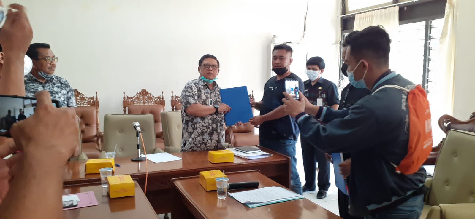 AUDIENSI. DPRD Kabupaten Magelang menerima audiensi perwakilan pengrajin tahu dan tempe Desa Mejing Candimulyo, Jumat (25/3/2022).