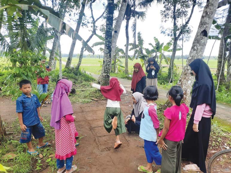 PERMAINAN TRADISIONAL. Anak-anak tampak ceria memainkan Permainan Tradisional dalam even bertajuk Share Link Fun yang dimotori Karang Taruna Citra Badra Desa Prapaglor Kecamatan Pituruh, kemarin. (Foto: eko)