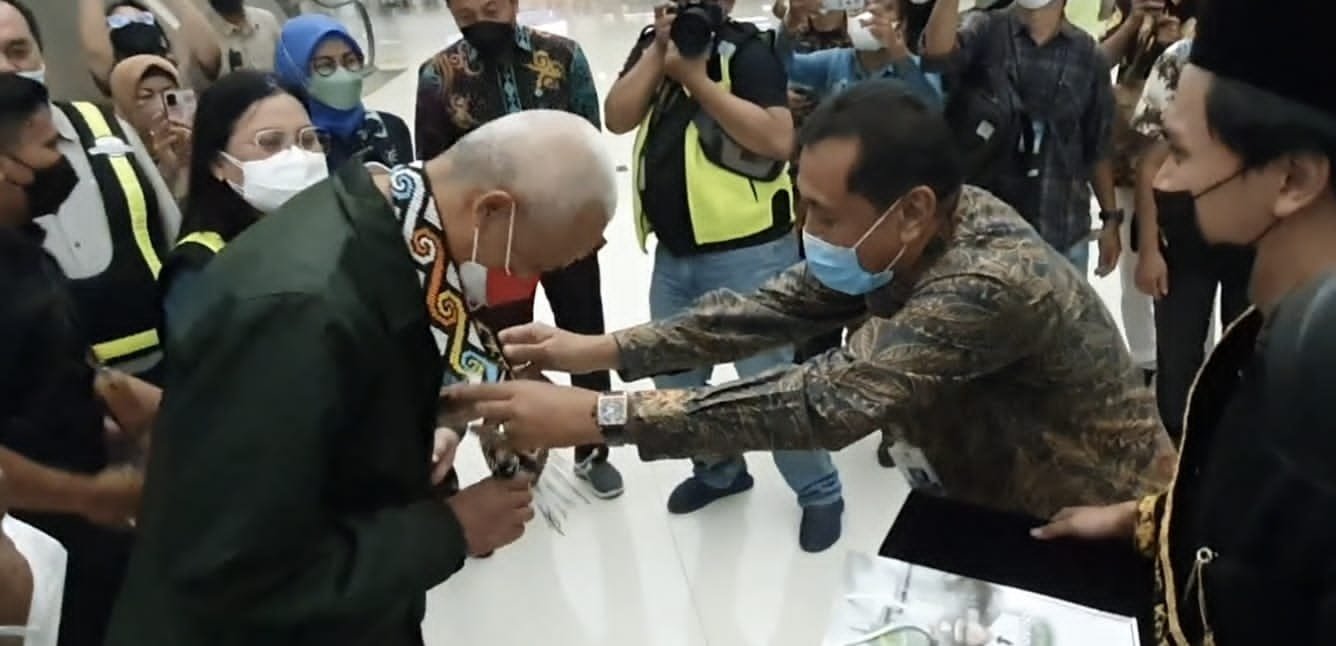 Gubernur Jawa Tengah Ganjar Pranowo tiba di Ibu Kota Negara (IKN) Kalimantan Timur pada Minggu (13/3). foto humas pemprov jateng