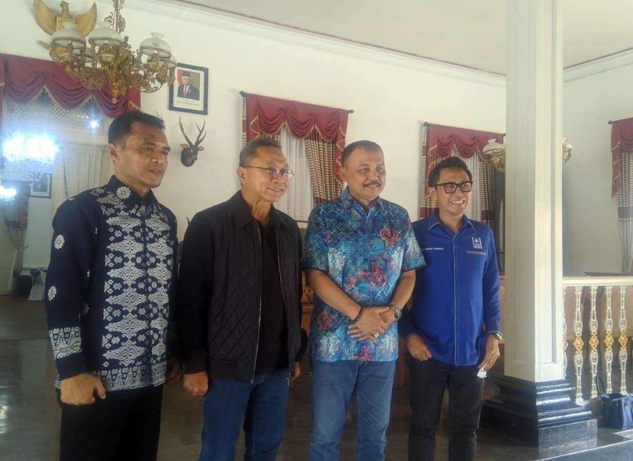 BERSAMA. Eko Patrio foto bersama dengan Wakil Ketua MPR RI Zulkifli Hasan dan Bupati Purworejo Agus Bastian saat mengunjungi rumah dinas Bupati Purworejo, kemarin.(Foto: eko)