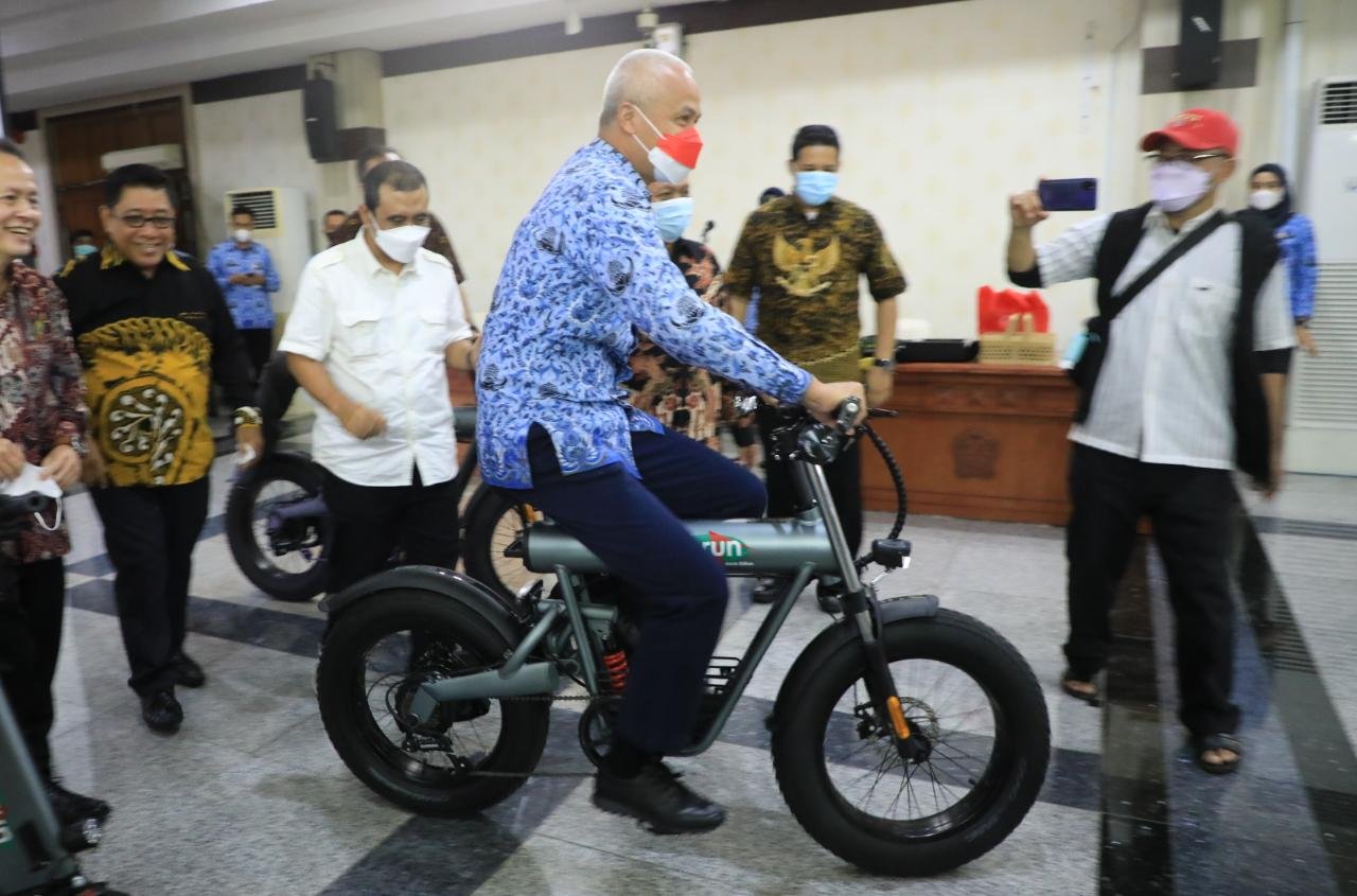 Gubernur Jawa Tengah Ganjar Pranowo mencoba sepeda listrik buatan warga Klaten, R Agung Nugraha. (foto humas pemprov jateng)