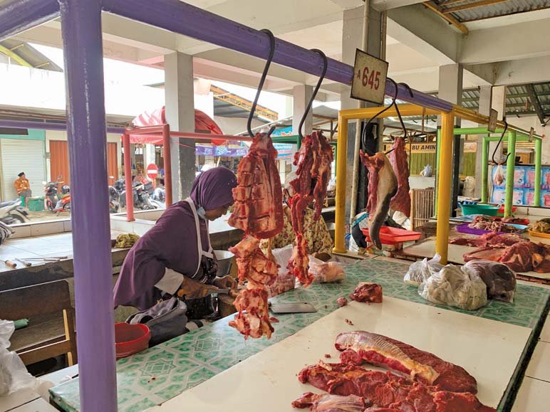 AMAN. Stok daging sapi di Pasar Rejowinangun Kota Magelang dipastikan aman, harganya pun stabil menjelang Ramadan tahun ini(foto : wiwid arif/magelang ekspres)