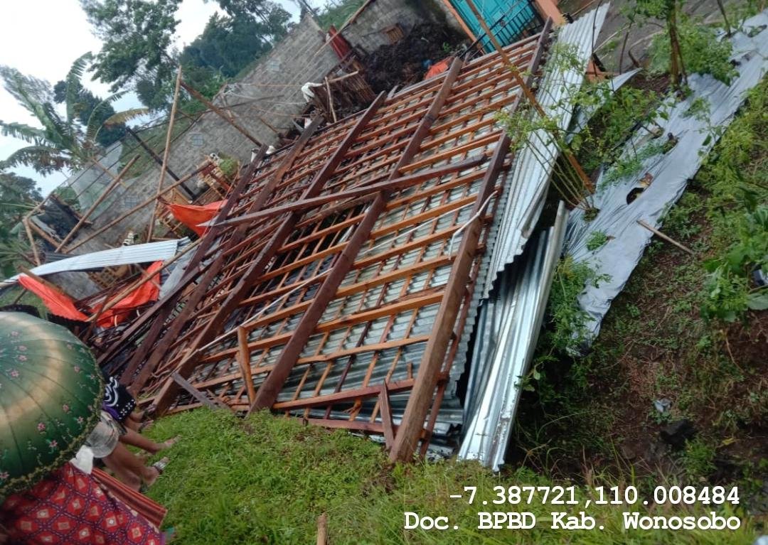 RUSAK. Kondisi kerusakan rumah di Desa Lamuk dan Bowongso paska diterjang angin puting beliung.