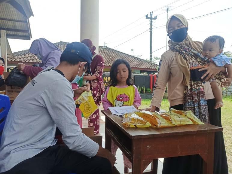 ANTRE. Sejumlah warga sedang antre membeli minyak goreng saat operasi pasar digelar di Kecamatan Tembarak beberapa waktu lalu. (foto: setyo wuwuh/temanggung ekspres)