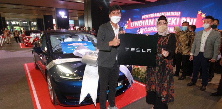 Nasabah Loyal BNI Diganjar Mobil Listrik Mewah Tesla