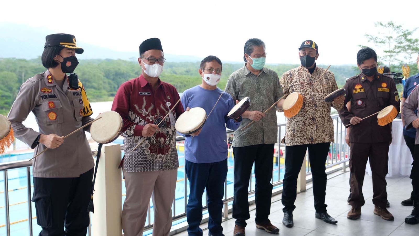 RENANG NASIONAL. Walikota dr Muchamad Nur Aziz bersama Forkompimda, PRSI dan PWI Jawa Tengah membuka KRAP Walikota Cup 2022 di Aquatic Samapta Stadium Just (4/3)(foto : IST/magelang ekspres)