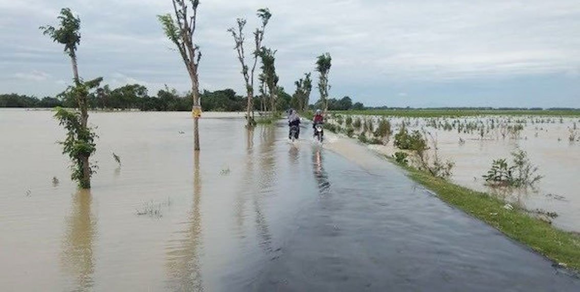 Ribuan Rumah Warga Terndam, Banjir Setinggi 1 Meter Melanda Medan dan Lamongan
