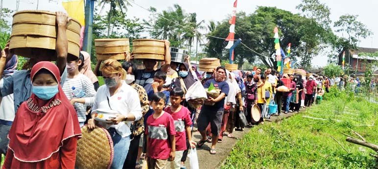 Ribuan warga masyarakat tumpah ruah saat digelarnya Sadranan Eyang Demang di Dusun Demangan, Desa Candimulyo, Kecamatan Kedu, Kabupaten Temanggung, Jumat (25/3).(Foto: rizal ifan chanaris.)