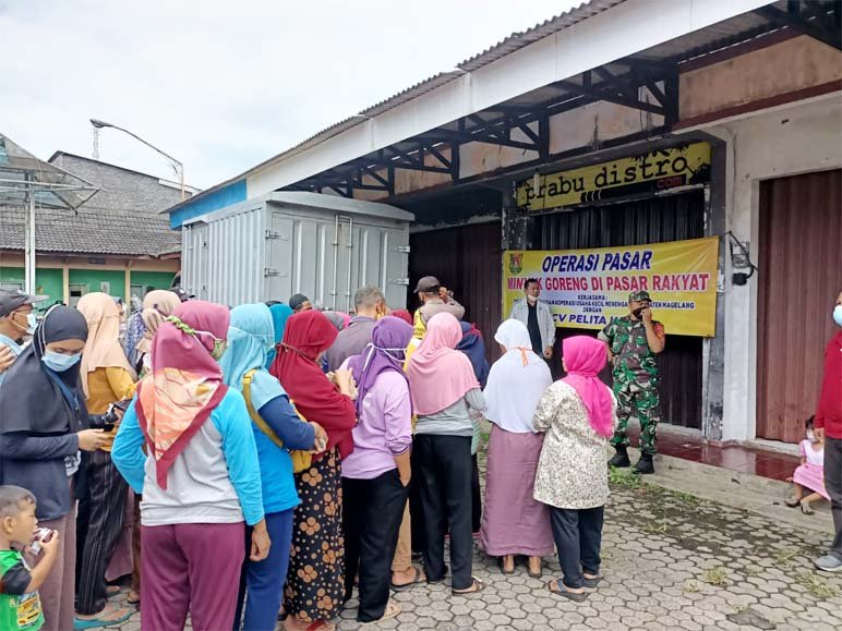 MINYAK GORENG. Dinas Perdagangan Koperasi (Disdagkop) UMKM Kabupaten Magelang dalam operasi pasar minyak goreng untuk masyarakat.