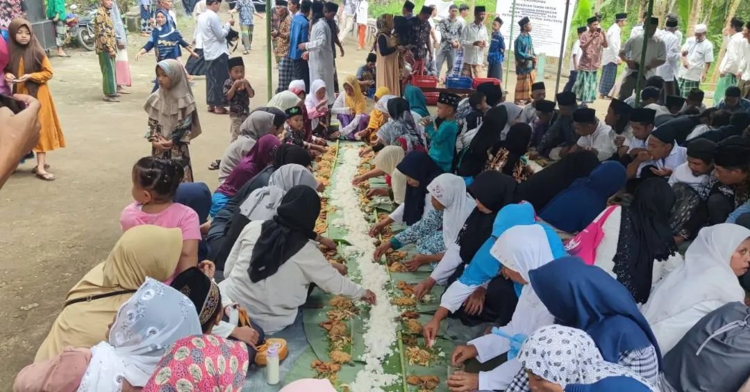MAKAN BERSAMA. Warga Desa Wadas saat makan bersama dalam kegiatan tradisi nyadran. (Foto. Ist)