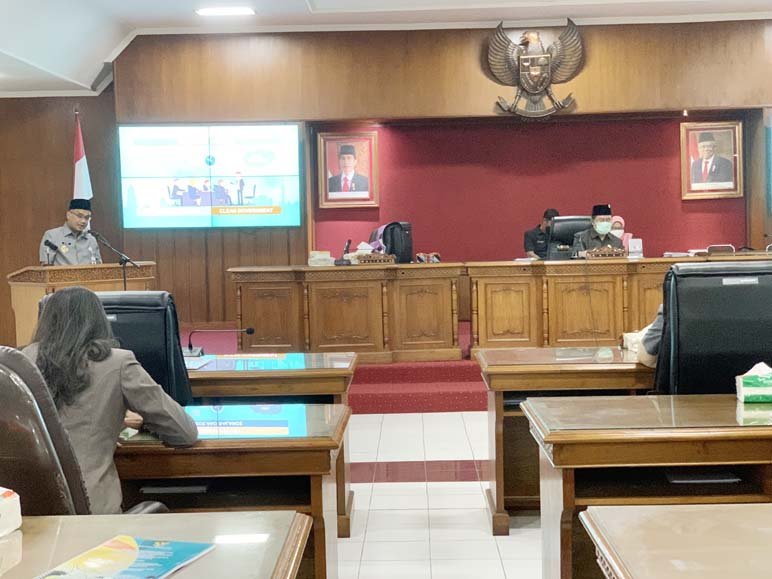 LKPJ. Walikota Magelang dr Muchamad Nur Aziz menyampaikan LKPJ tahun 2021 di hadapan anggota DPRD Kamis (31/3)(foto : wiwid arif/magelang ekspres)