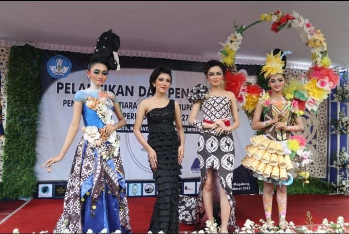 MUA. Tampilan Talent dan MUA dari para siswa Tata Kecantikan SMK Negeri 3 Magelang. (foto : dokumen smkn3 magelang)