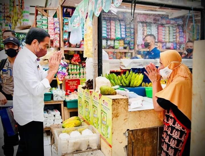 PASAR. Presiden Jokowi dalam kunjungan ke pasar tradisional pantau ketersediaan bahan pokok.