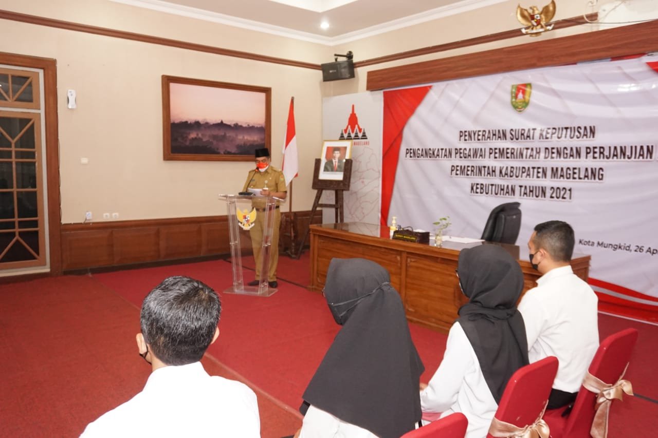 SK PPPK. Bupati Magelang Zaenal Arifin saat menyerahkan SK pengangkatan PPPK kebutuhan Tahun 2021.