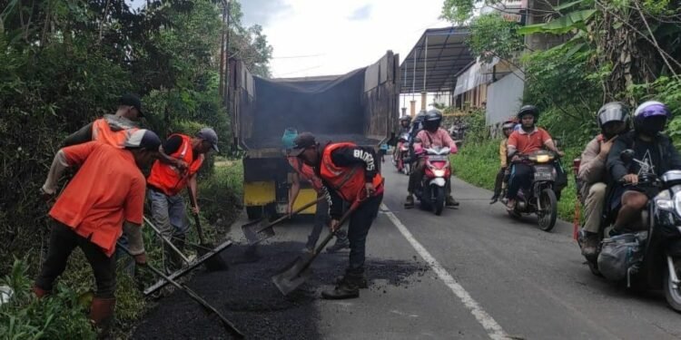 PERBAIKAN. Tim DPUPR Kabupaten Magelang memperbaiki kerusakan ruas jalan alternatif Kuwaluhan (Secang) - Pare (Kranggan, Temanggung)