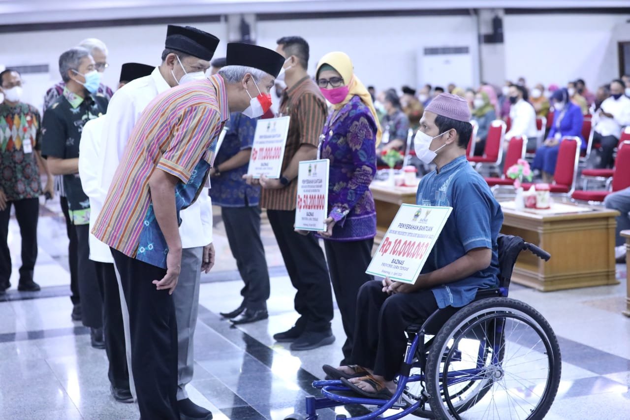Gubernur Ganjar Pranowo menyerahkan zakatnya melalui Badan Amil Zakat Nasional Jawa Tengah, Senin (26/4).