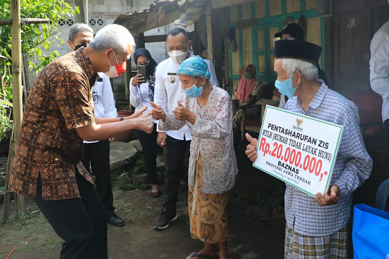 Mbah Dasromi dan istrinya, Mbah Kotiyah yang tinggal di Desa Tegal Arum Kecamatan Borobudur, Kabupaten Magelang sangat bersyukur dapat bantuan rehab rumah dari Gubernur Jateng Ganjar Pranowo Rabu (6/4). foto istimewa
