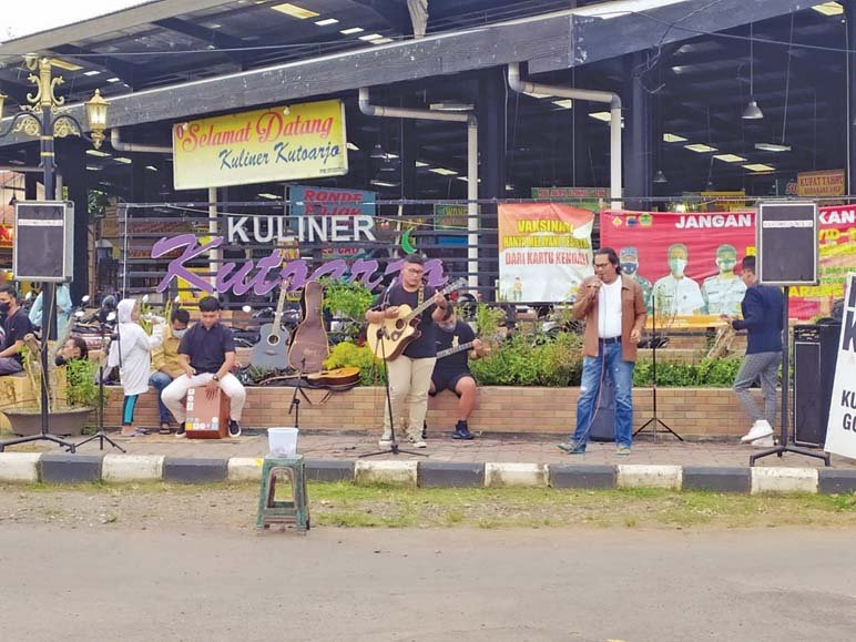 MUSIK AKUSTIK. Ketua DKP tampil bersama sejumlah musisi grup musik akustik saat peresmian FKMAK di kawasan Kuliner Kuatoarjo, kemarin.(Foto: eko)