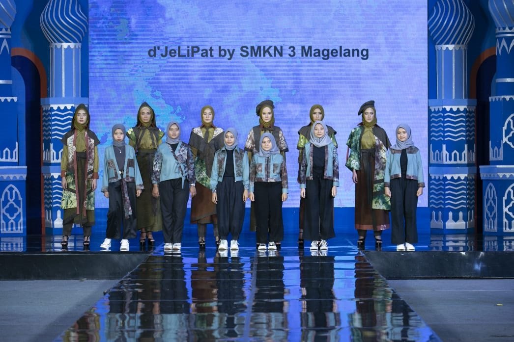 FASHIONSHOW. Foto bersama desainer SMKN 3 Magelang dengan para model di panggung. (foto: dokumen smkn 3 magelang)