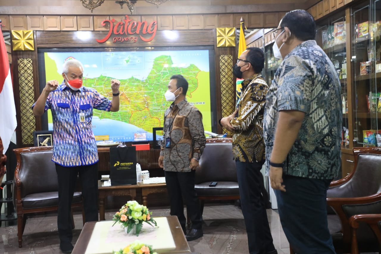 Gubernur Jateng Ganjar Pranowo saat menerima general manager PT Pertamina Jawa Bagian Tengah di ruang kerjanya, Selasa (12-04-2022).