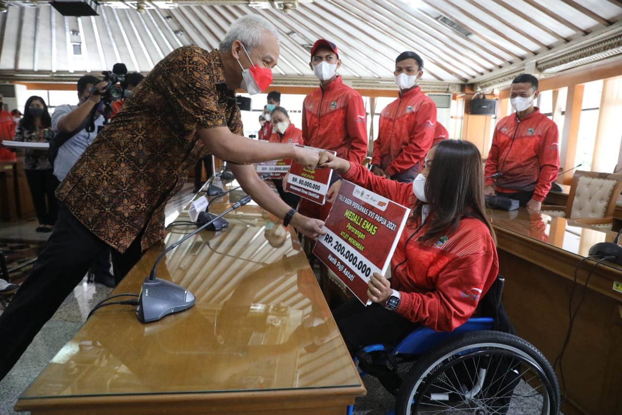 Ganjar Pranowo saat penyerahan penghargaan pada atlet difabel secara simbolis di Kantor Gubernur Jawa Tengah, Rabu (6/4/2022)