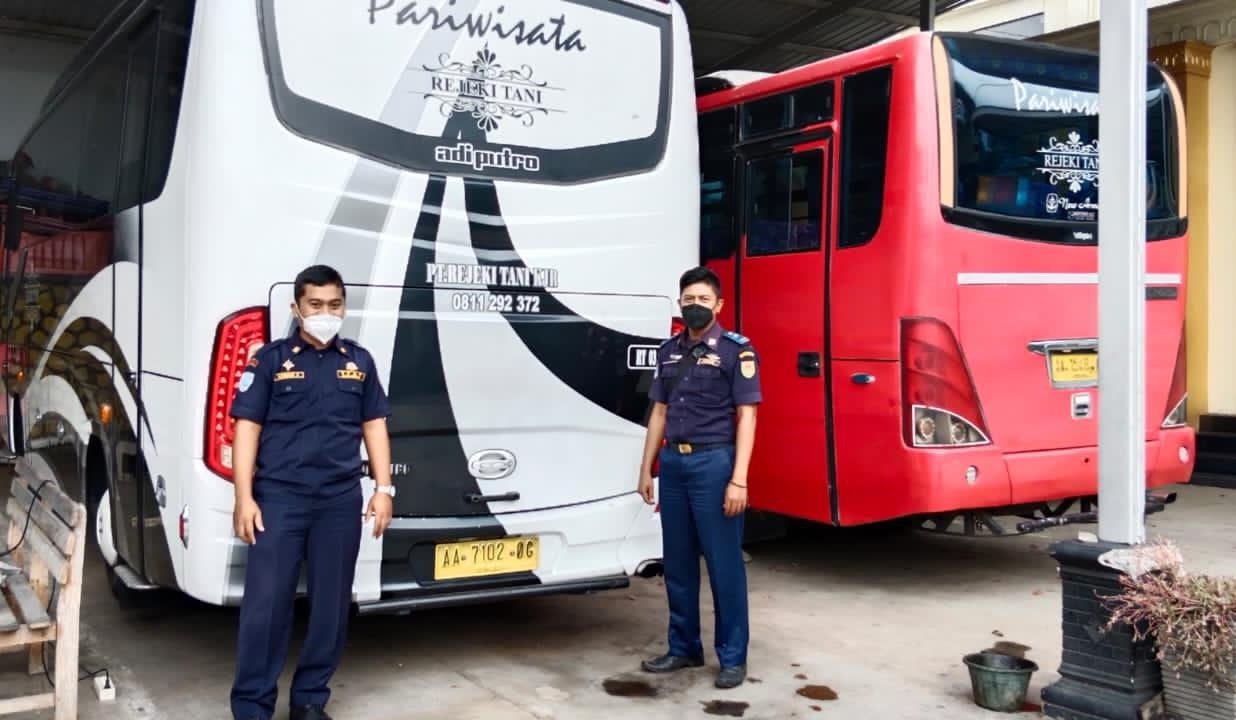 PEMERIKSAAN. Bus yang dijadikan angkutan umum selama Lebaran 1443 H, diperiksa intensif oleh Dinas Perhubungan Kabupaten Magelang.