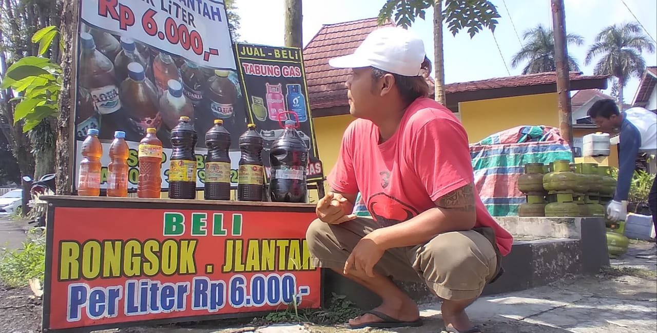 Sugiyarto tengah menunggu penjual minyak goreng bekas atau jelantah di lapak usahanya, Lingkungan Punthuksari, Kelurahan Temanggung I, Kecamatan Temanggung.(Foto: rizal ifan chanaris.)