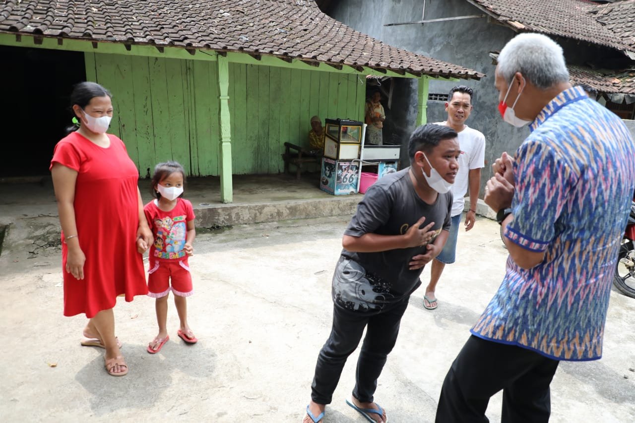 Junaidi, pedagang cilok asal Kabupaten Semarang menangis haru saat menerimq bantuan rehab rumah dari Gubernur Jateng Ganjar Pranowo.