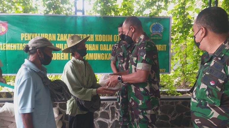 SIMBOLIS. Dandim 0705/Magelang Letkol Arm Rohmadi menyerahkan zakat kepada yang berhak di Warung Kopi NKRI, Selasa (26/4).