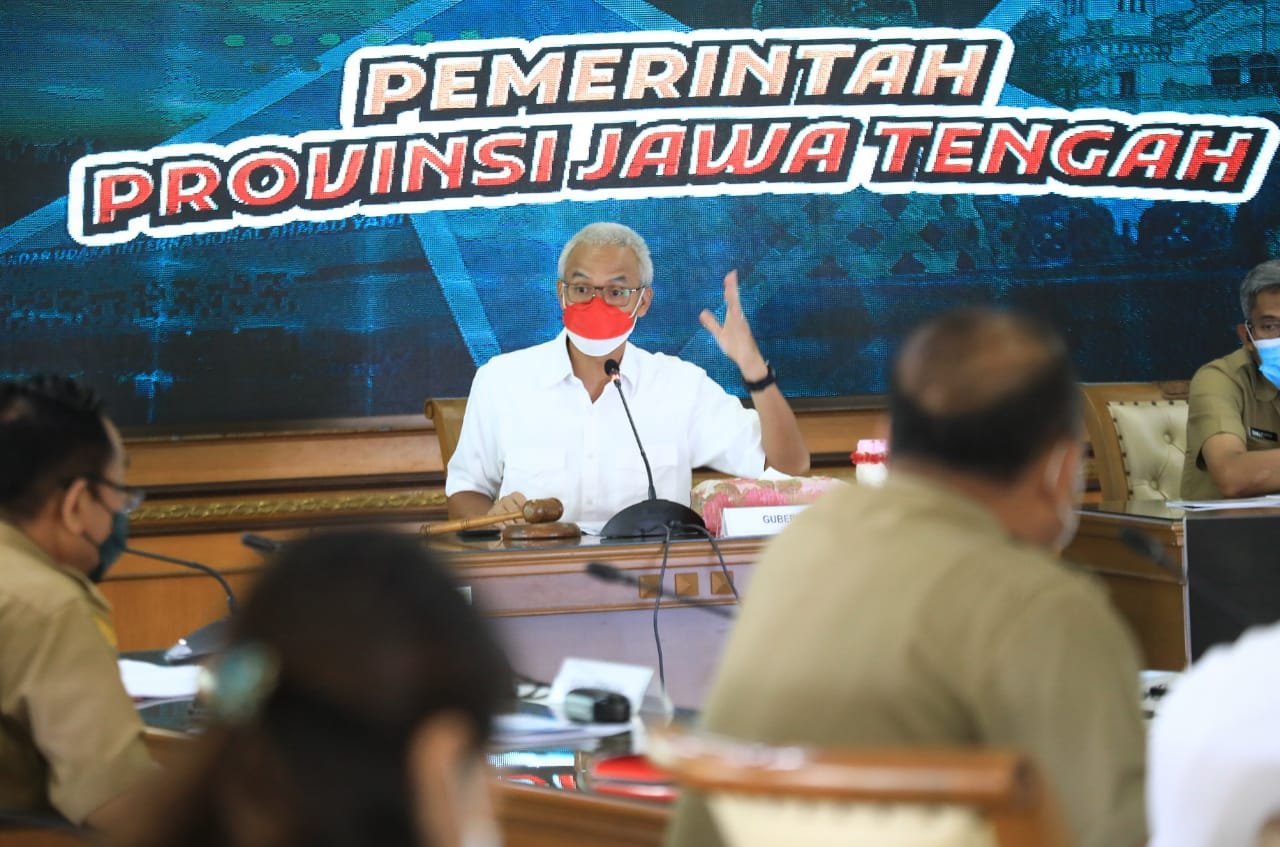 Gubernur Jawa Tengah Ganjar Pranowo saat memimpin Rapat Umum Pemegang Saham PT Jamkrida Jateng dan BPR BKK Jateng di Ruang Rapat Kantor Pemprov Jateng, Senin (11/4).