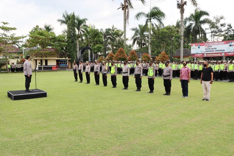 APEL. Polres Magelang gelar apel pergeseran personel Operasi Ketupat Candi 2022.